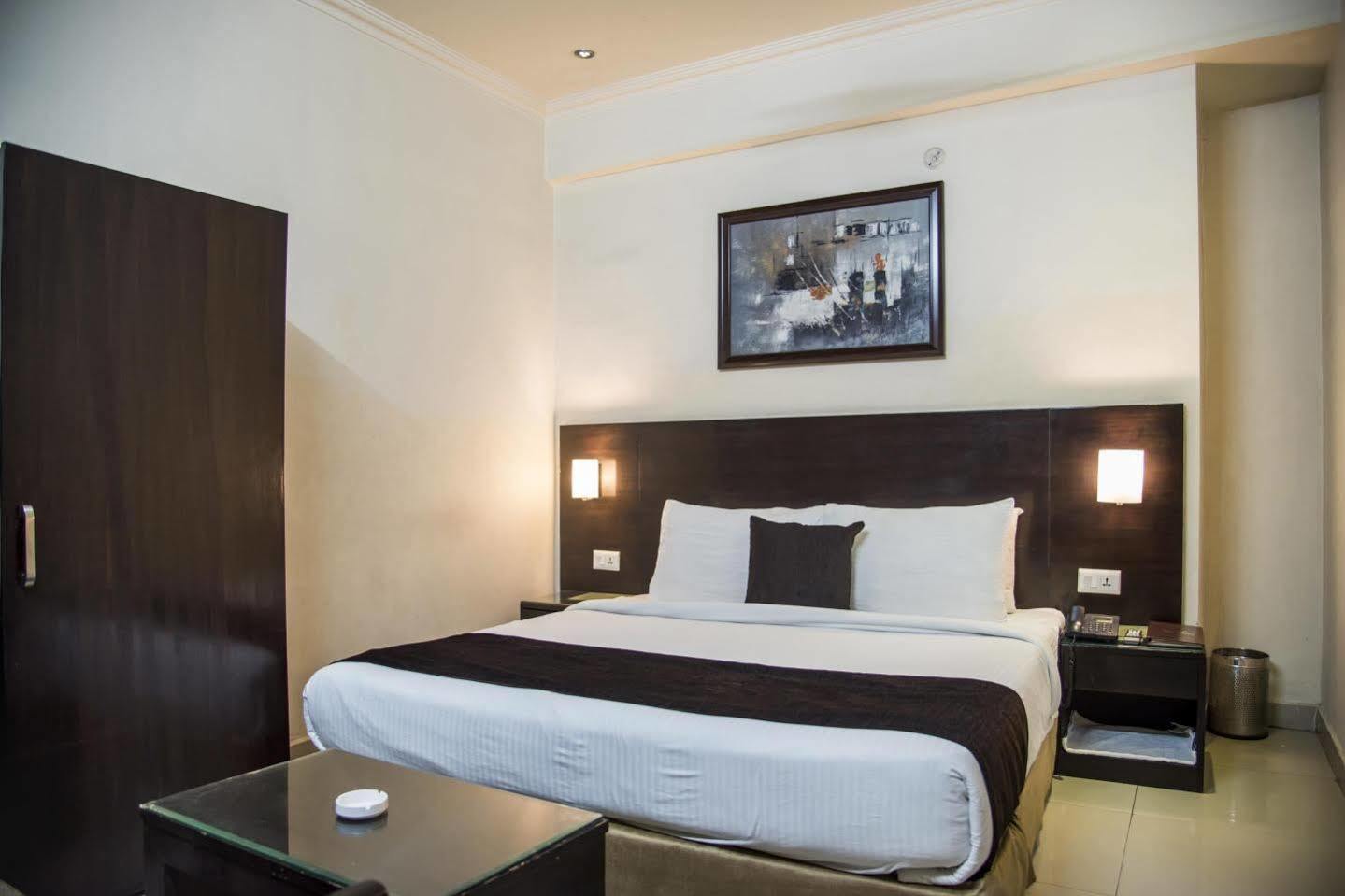 Anr Hotels Lucknow Bagian luar foto